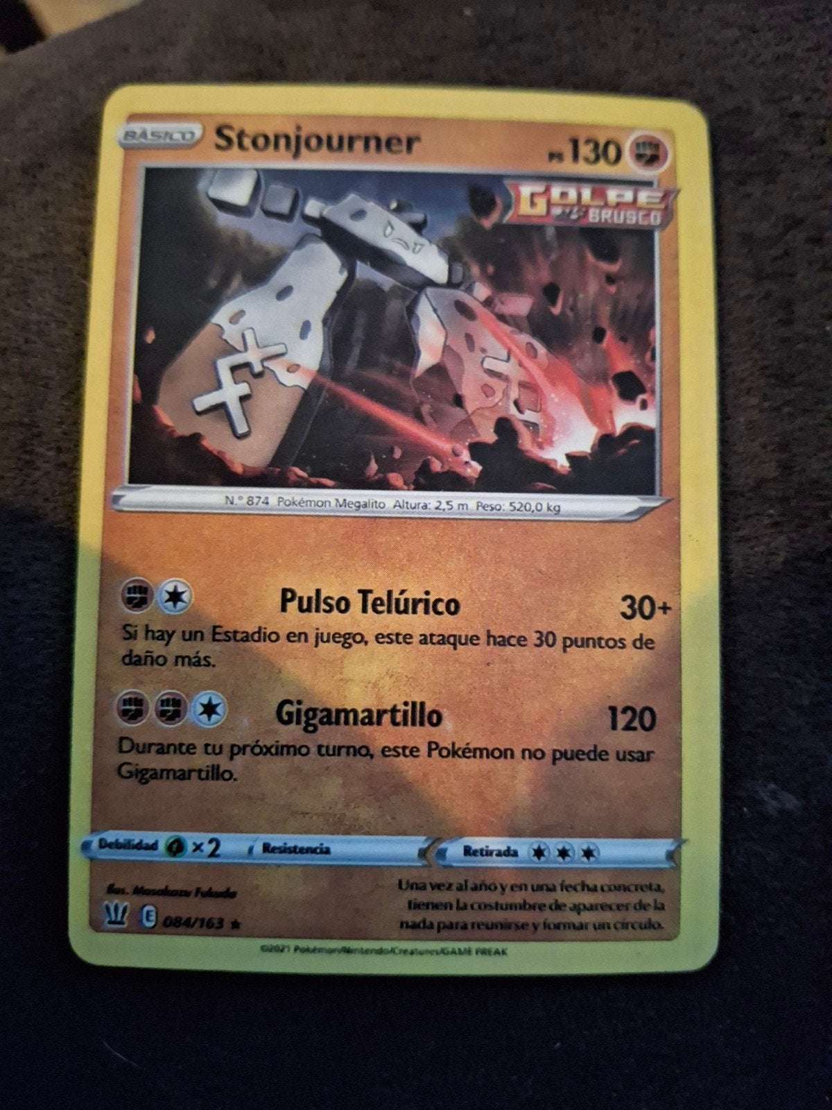 Stonjourner Pokémon Kaart - Spaans - Goede Staat, Hobby en Vrije tijd, Verzamelkaartspellen | Pokémon, Zo goed als nieuw, Losse kaart