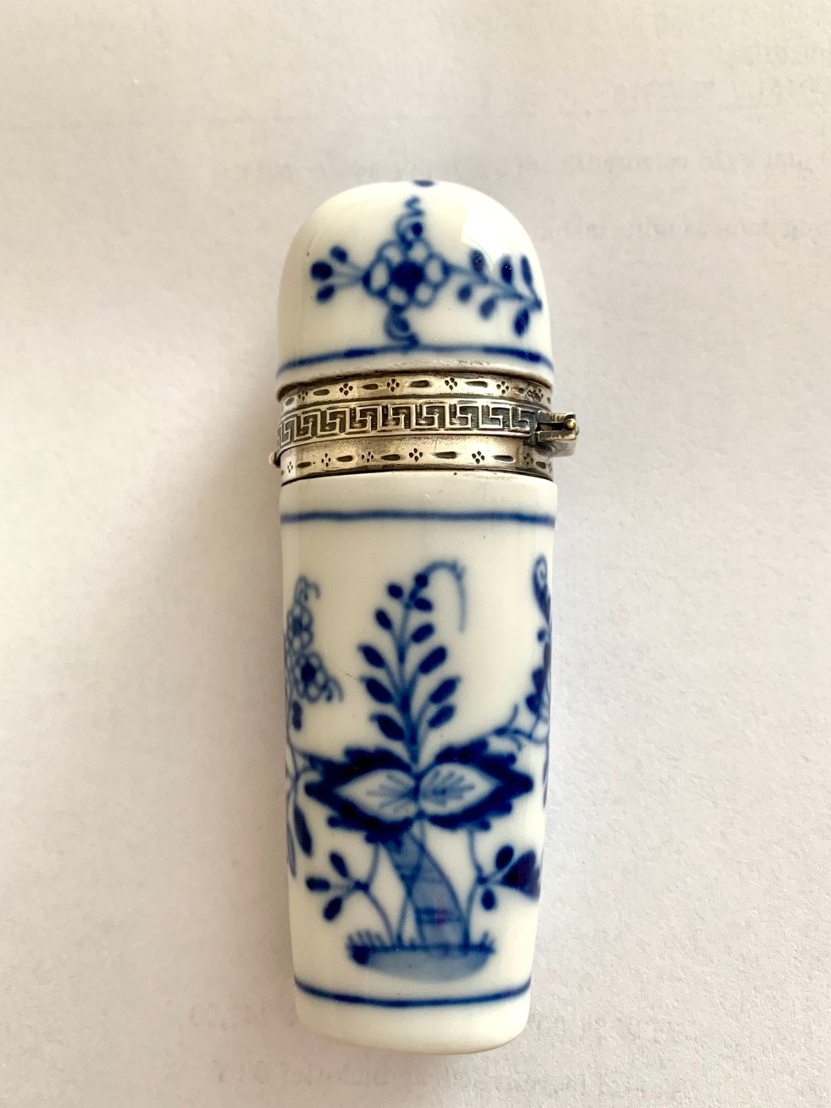 Antiek porseleinen Swiebelmunster parfumflesje met zilver., Antiek en Kunst, Ophalen of Verzenden, Zilver