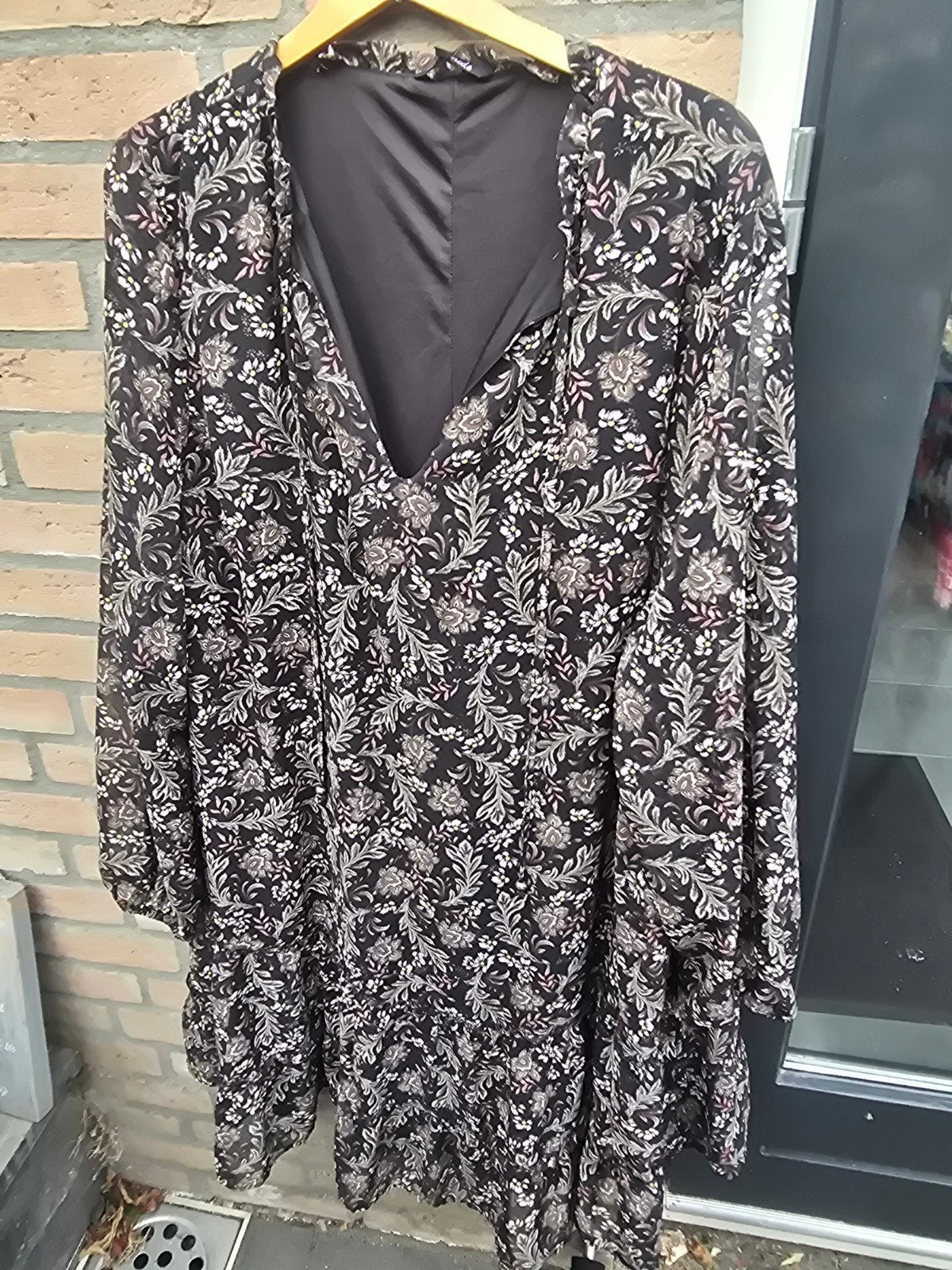 Zwarte bloemenjurk met lange mouwen - M&S Mode, Kleding | Dames, Grote Maten, M&S Mode, Ophalen of Verzenden, Zo goed als nieuw