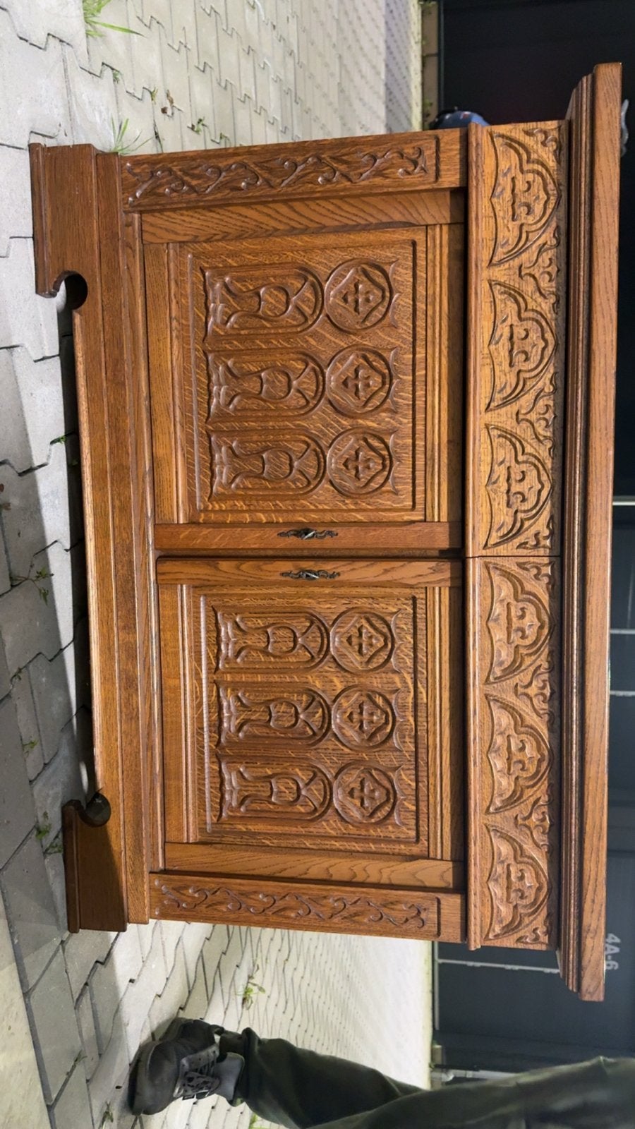 Antiek houten dressoir met sierlijk houtsnijwerk, Ophalen