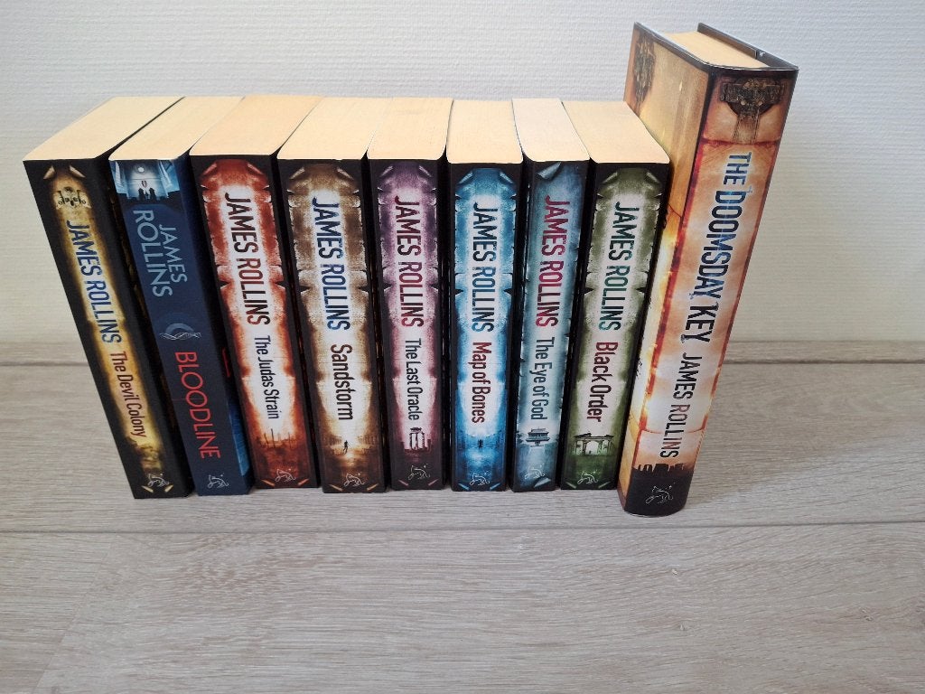 James Rollins Sigma Force-serie 1-9 (Engels), Boeken, Thrillers, Zo goed als nieuw, Amerika, Ophalen