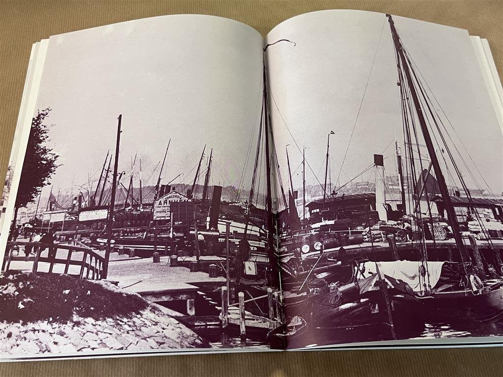 Amsterdam. Beeld van een haven 1870-1940., Ophalen of Verzenden, Gelezen