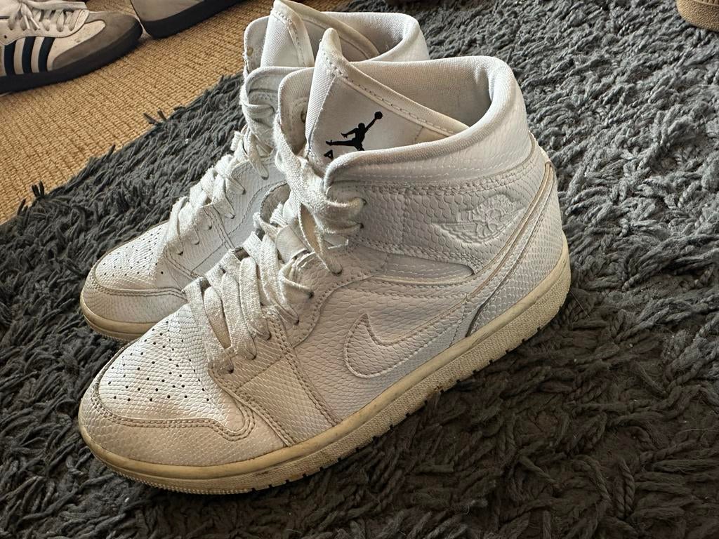 Nike Air Jordan 1 Mid SE 'White Python' - Maat 38, Kleding | Dames, Ophalen of Verzenden, Gedragen, Wit, Sneakers of Gympen
