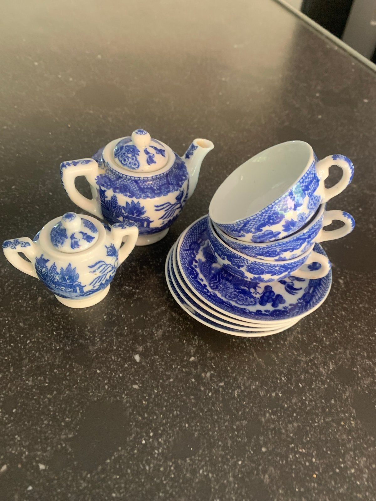 Miniatuur theeserviesje blue willow porselein, Antiek en Kunst, Antiek | Servies los, Ophalen of Verzenden