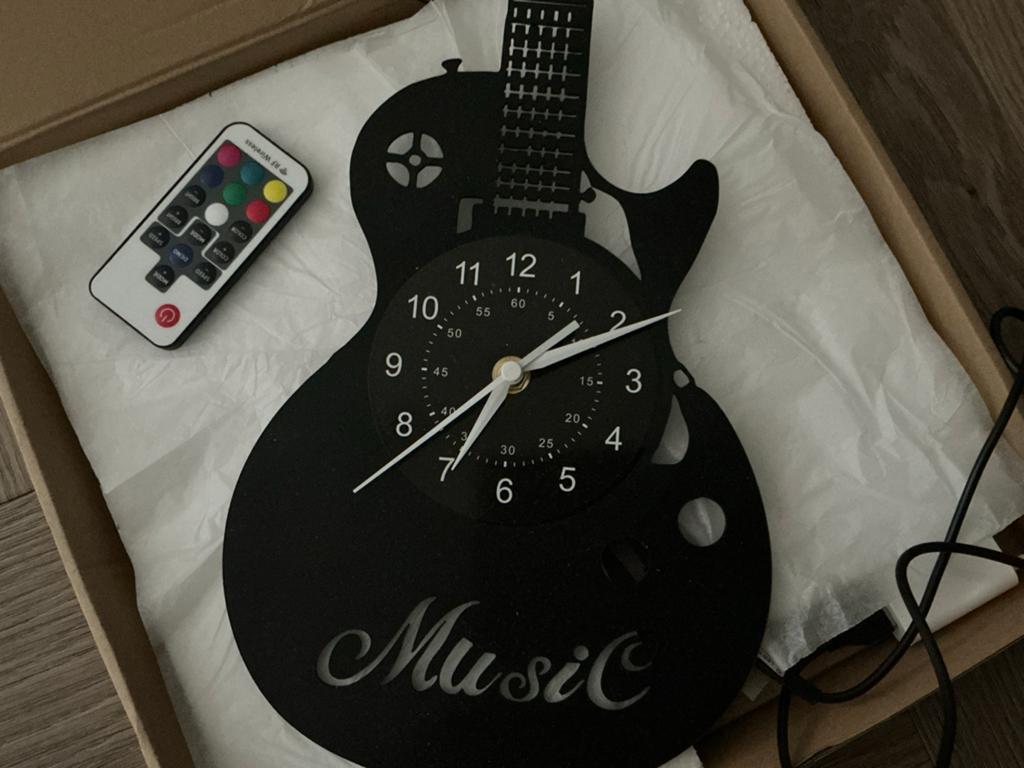 Vinyl Gitaar Wandklok met LED Verlichting - Nieuw in Doos, Ophalen of Verzenden, Nieuw, Analoog, Wandklok