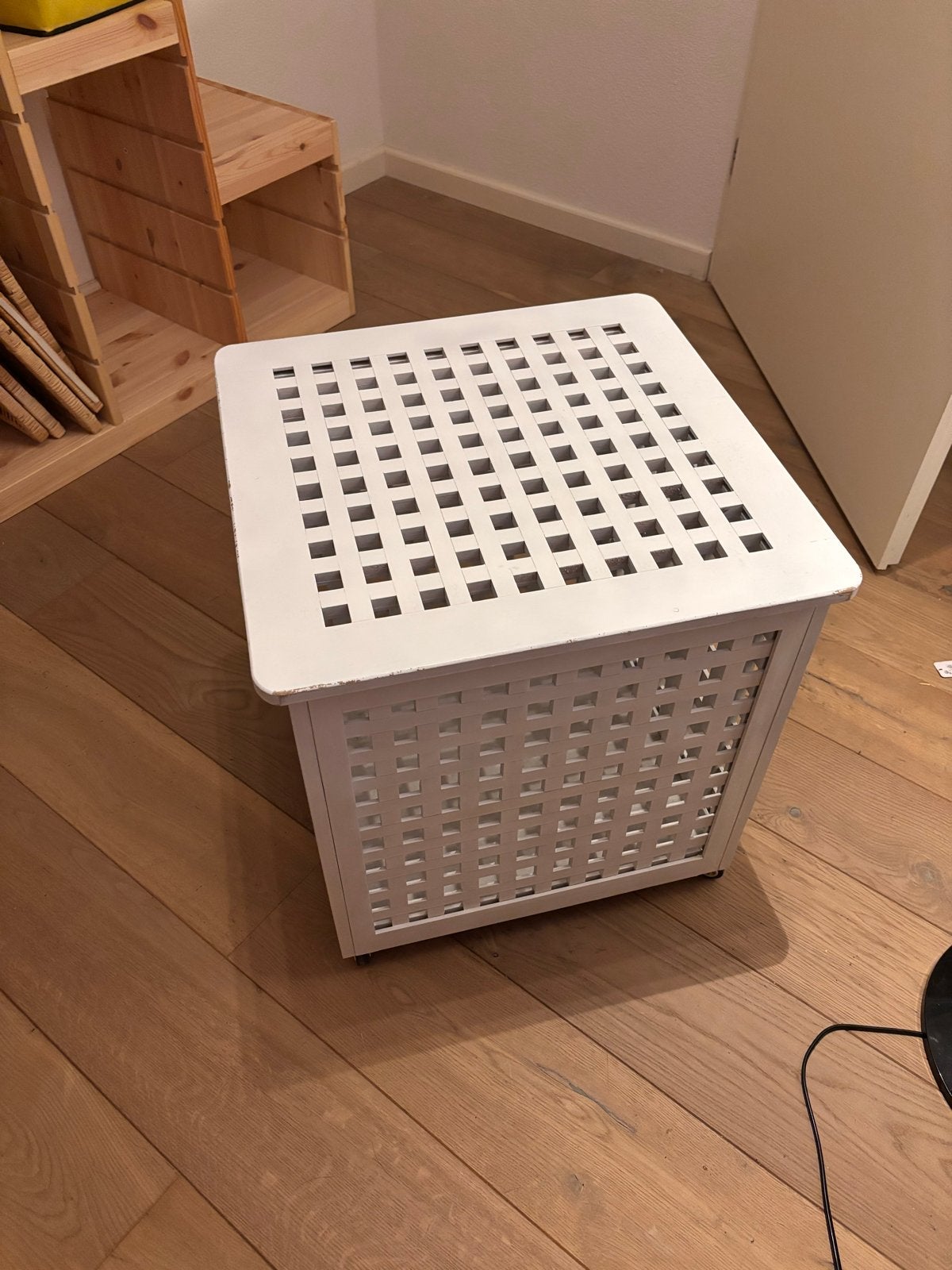 Witte bijzettafel/opbergbox op wieltjes, Hout, Gebruikt, Ophalen of Verzenden, Modern