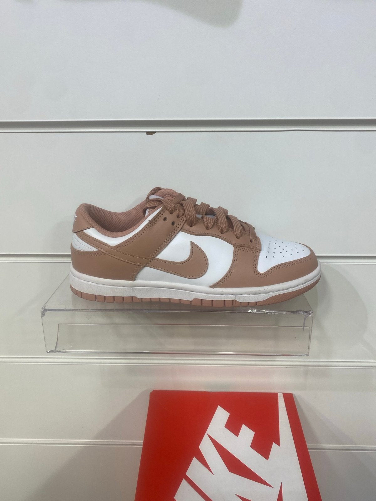 Nike Dunk Low Rose Whisper - Maat 36.5 - Nieuw, Kleding | Dames, Schoenen, Ophalen of Verzenden, Nieuw, Roze, Sneakers of Gympen