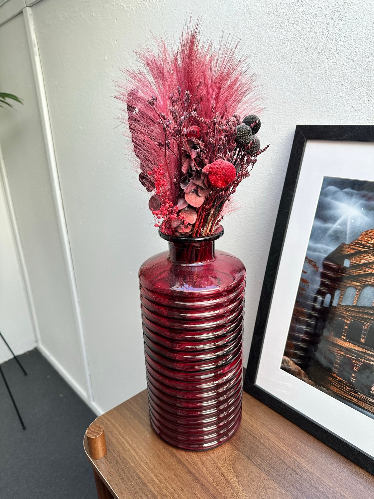 Rode glazen vaas met droogbloemen, Huis en Inrichting, Woonaccessoires | Vazen, Ophalen, Inclusief droogbloemen, Rood, Glas