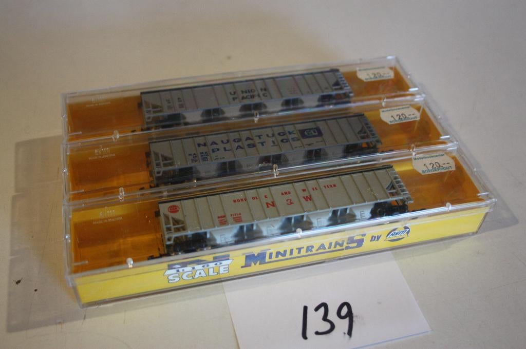 139: drie AHM Minitrains USA Covered Hoppers (N-spoor), Hobby en Vrije tijd, Modeltreinen | N-Spoor, Overige merken, Gebruikt