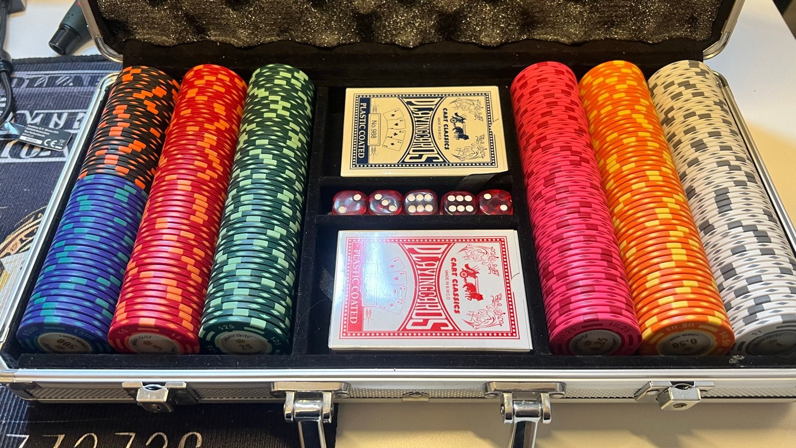 Monte Carlo Pokerset 300 fiches, kaarten en dobbelstenen, Drie of vier spelers, Ophalen of Verzenden, Zo goed als nieuw