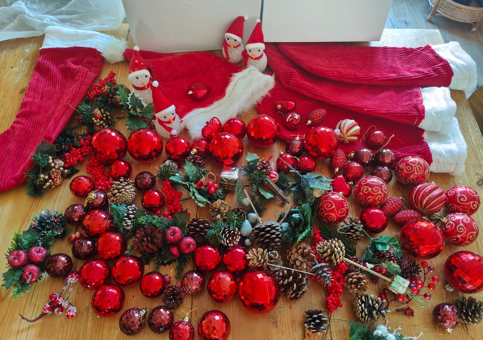 47 ( onbreekbare) kerstballen 3 kerst sokken, kerstmuts en (, Diversen, Kerst, Ophalen of Verzenden