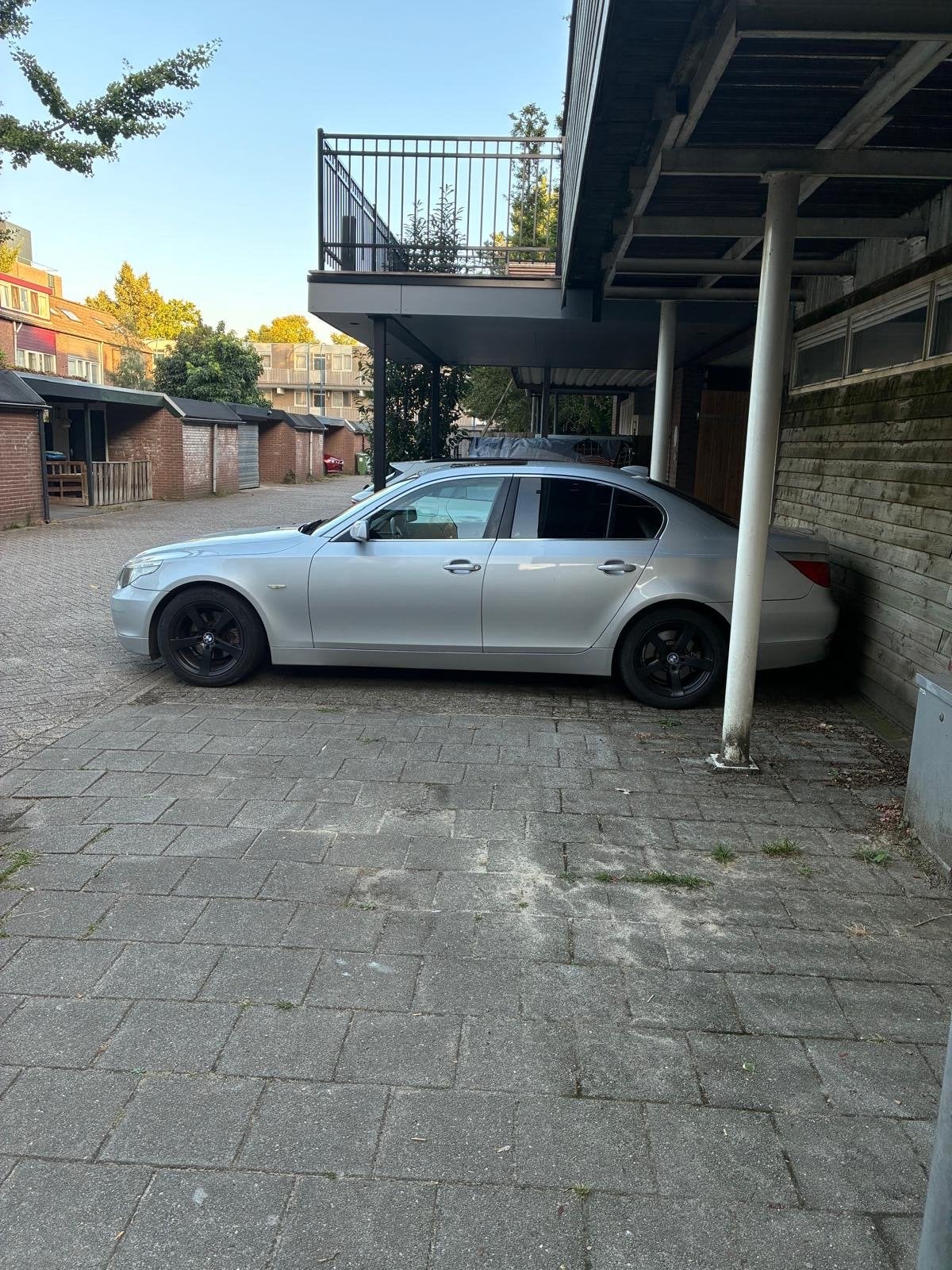 BMW 5-Serie 2.5 I 525 AUT 2004 Grijs, Automaat, Achterwielaandrijving, 2000 kg, 10 km/l