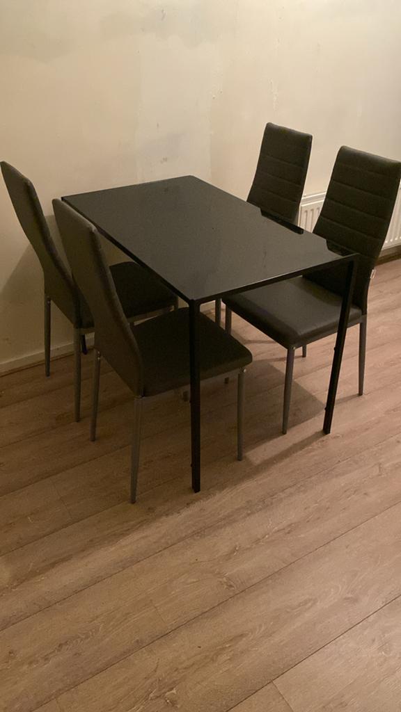 Eethoek: metalen tafel met glasplaat en 4 skai stoelen, Ophalen, Zo goed als nieuw, Vier personen, Glas