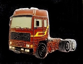 Volvo F16 Truck pin- bruin, Verzamelen, Verzenden, Nieuw, Transport, Speldje of Pin