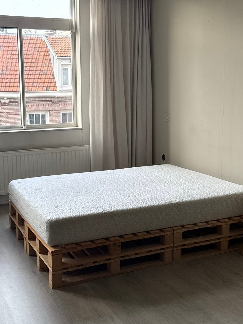 Pallet bed 140x190 cm met matras – complete set, Ophalen, Zo goed als nieuw, Twijfelaar, Hout