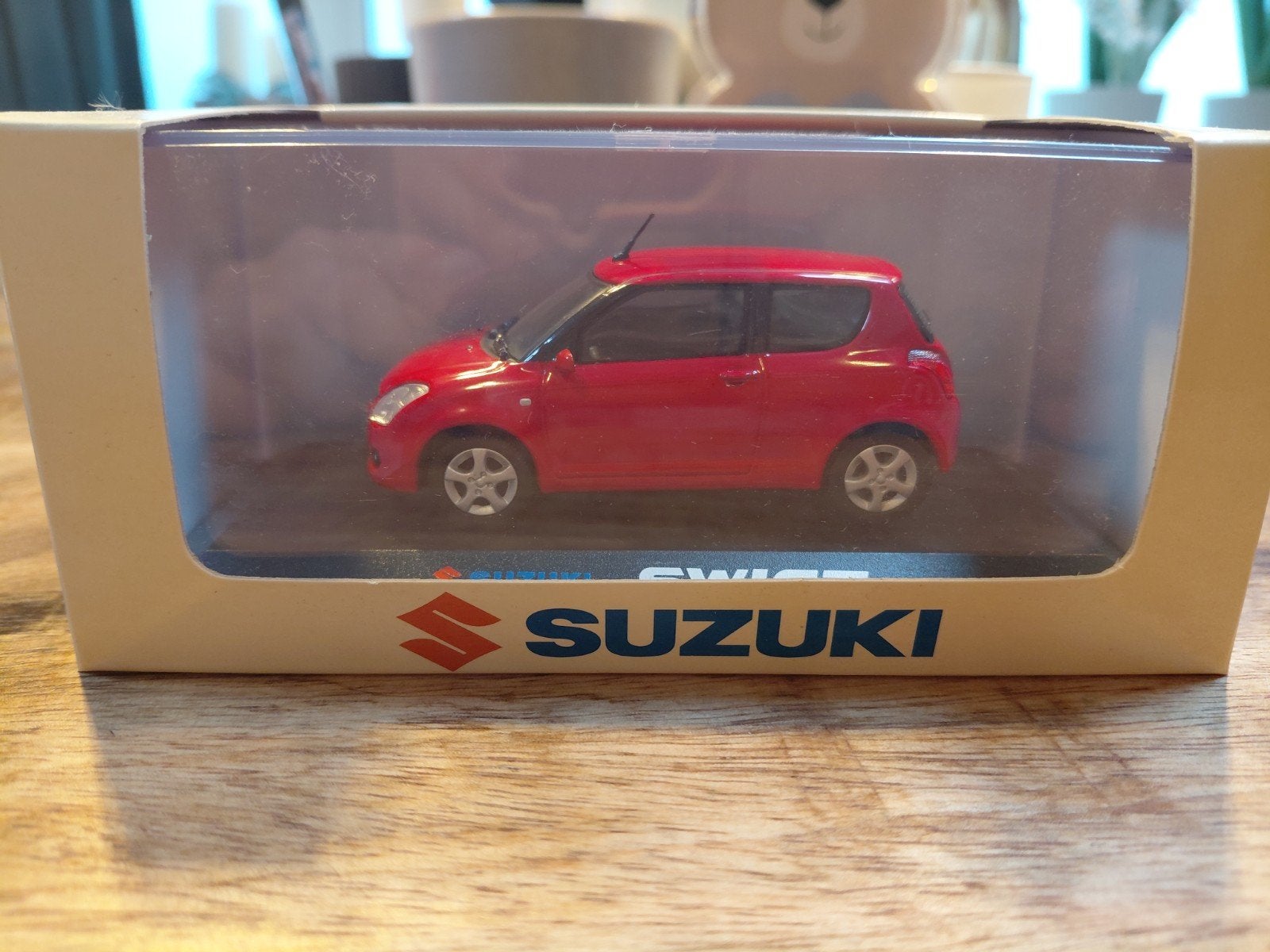 Suzuki Swift rood 1:43 – origineel dealermodel – nieuw in do, Ophalen, Zo goed als nieuw, Auto, Overige merken