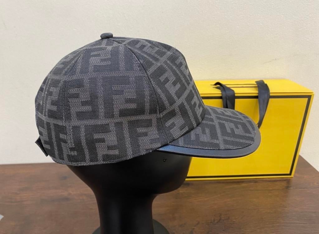 Fendi Pet Maat M, Ophalen of Verzenden, Zo goed als nieuw, Pet