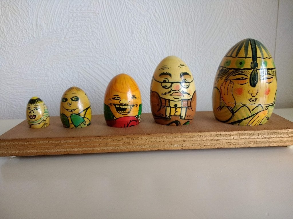 Set 5 houten eieren op rekje handbeschilderd gezicht op ei, Ophalen of Verzenden, Zo goed als nieuw, Overige typen