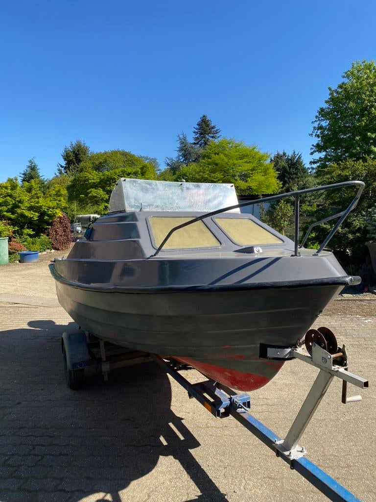 Boot geschikt voor vissen met motor, trailer en dekzeil, Watersport en Boten, Ophalen, Zo goed als nieuw