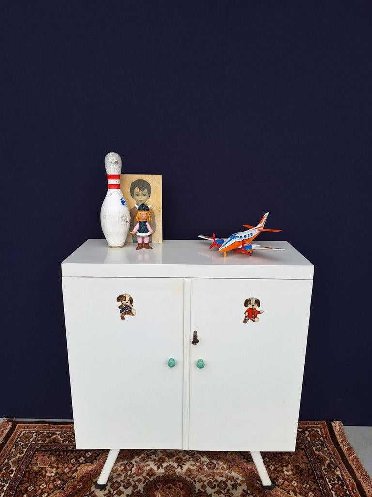 Vintage kinder kleding kast, wit kastje op schuine pootjes, Kinderen en Baby's, Kinderkamer | Commodes en Kasten, Ophalen, Gebruikt