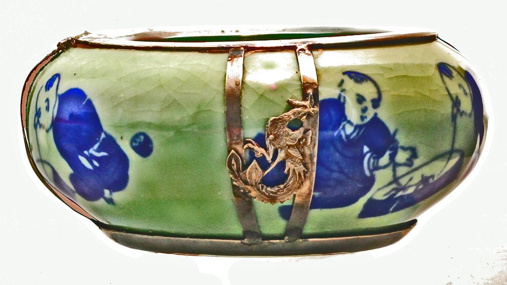 Chinees celadon groene kom met figuren (Nr.: 441), Antiek en Kunst, Ophalen of Verzenden