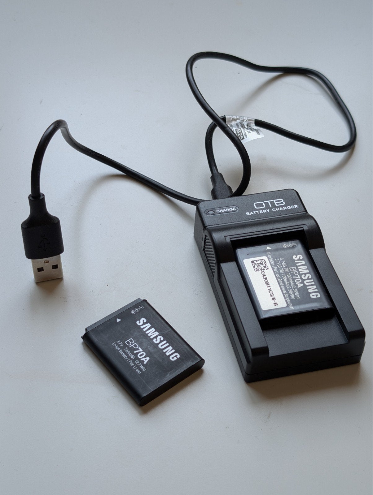 OTB USB Oplader + 2x Samsung BP70A Batterijen, Audio, Tv en Foto, Accu's en Batterijen, Ophalen of Verzenden, Zo goed als nieuw
