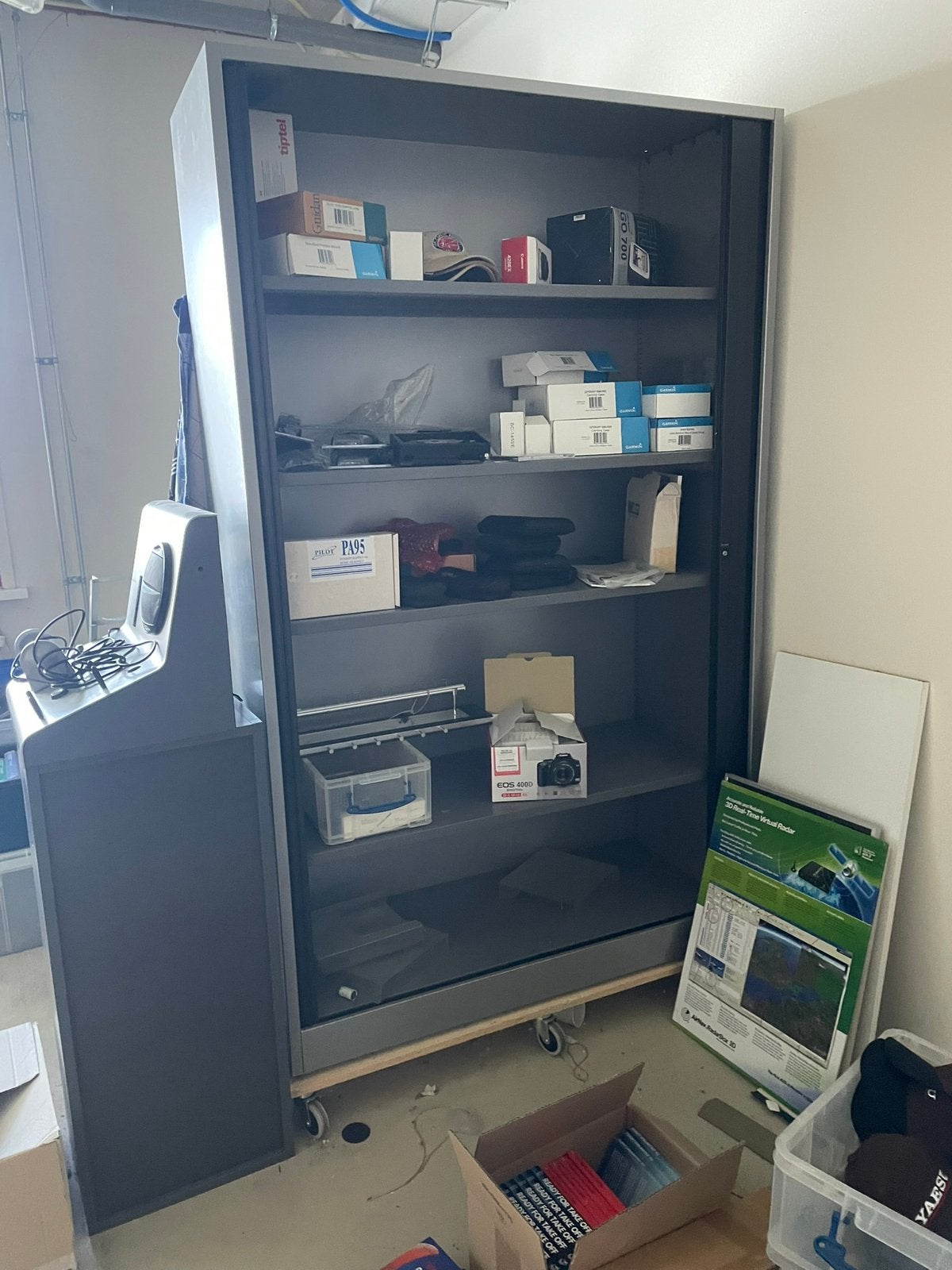 Stalen hoge kast met roldeuren. Gratis, Huis en Inrichting, Kasten | Roldeurkasten en Archiefkasten, 100 tot 150 cm, Meerdere deuren