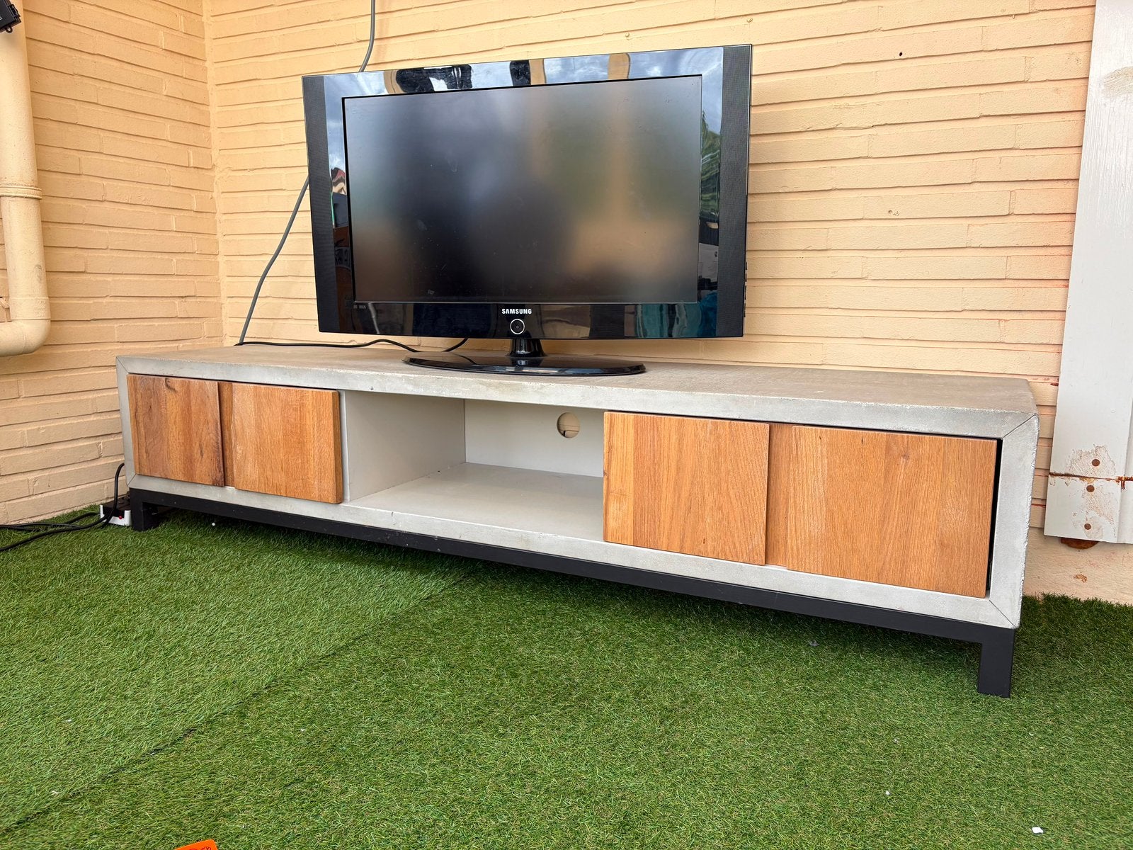Zo snel mogelijk weg Stoer tv-meubel met houten deuren, Ophalen, Zo goed als nieuw, 25 tot 50 cm, Minder dan 100 cm