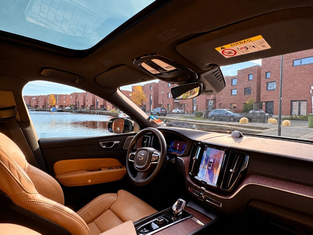 Volvo XC60 T6 Ultimate Dark Luchtvering B&W | Volvo Garantie, Auto's, Automaat, Dealer onderhouden, Beige, 1969 cc