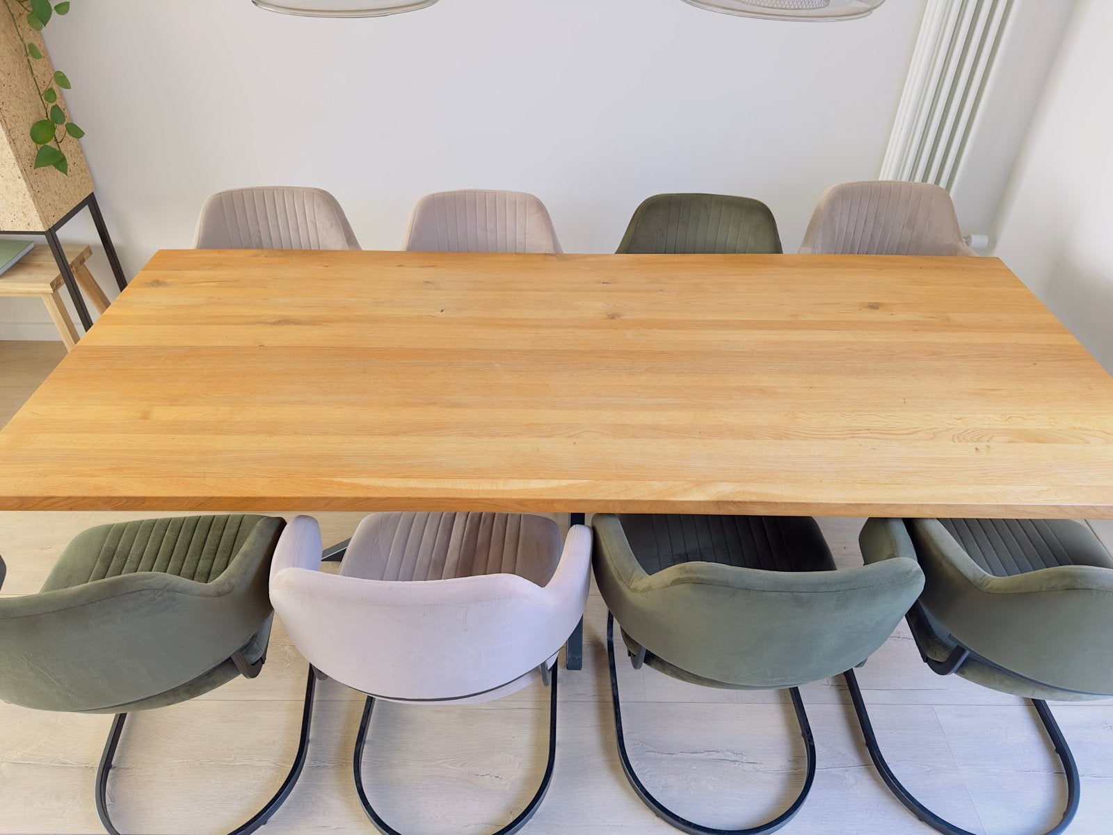 Eikenhouten eettafel met metalen onderstel, 2,4 x1,0m, Huis en Inrichting, Eikenhout, Zo goed als nieuw, 150 tot 200 cm, Vier personen
