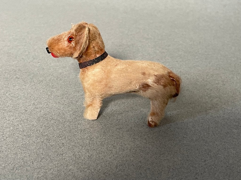 Antiek mini teckeltje van echte dierenhuid van 6 cm hoog, Ophalen of Verzenden