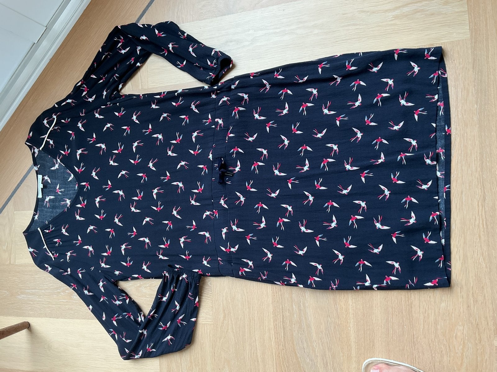 Tramontana jurk donkerblauw met zwaluwprint, maat M/L, Kleding | Dames, Blauw, Zo goed als nieuw, Knielengte, Ophalen