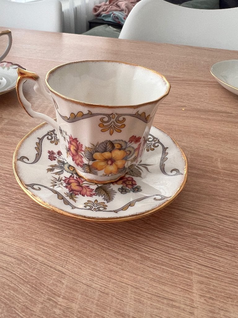 Elizabethan Fine Bone China kop en schotel – Hand Decorated, Ophalen