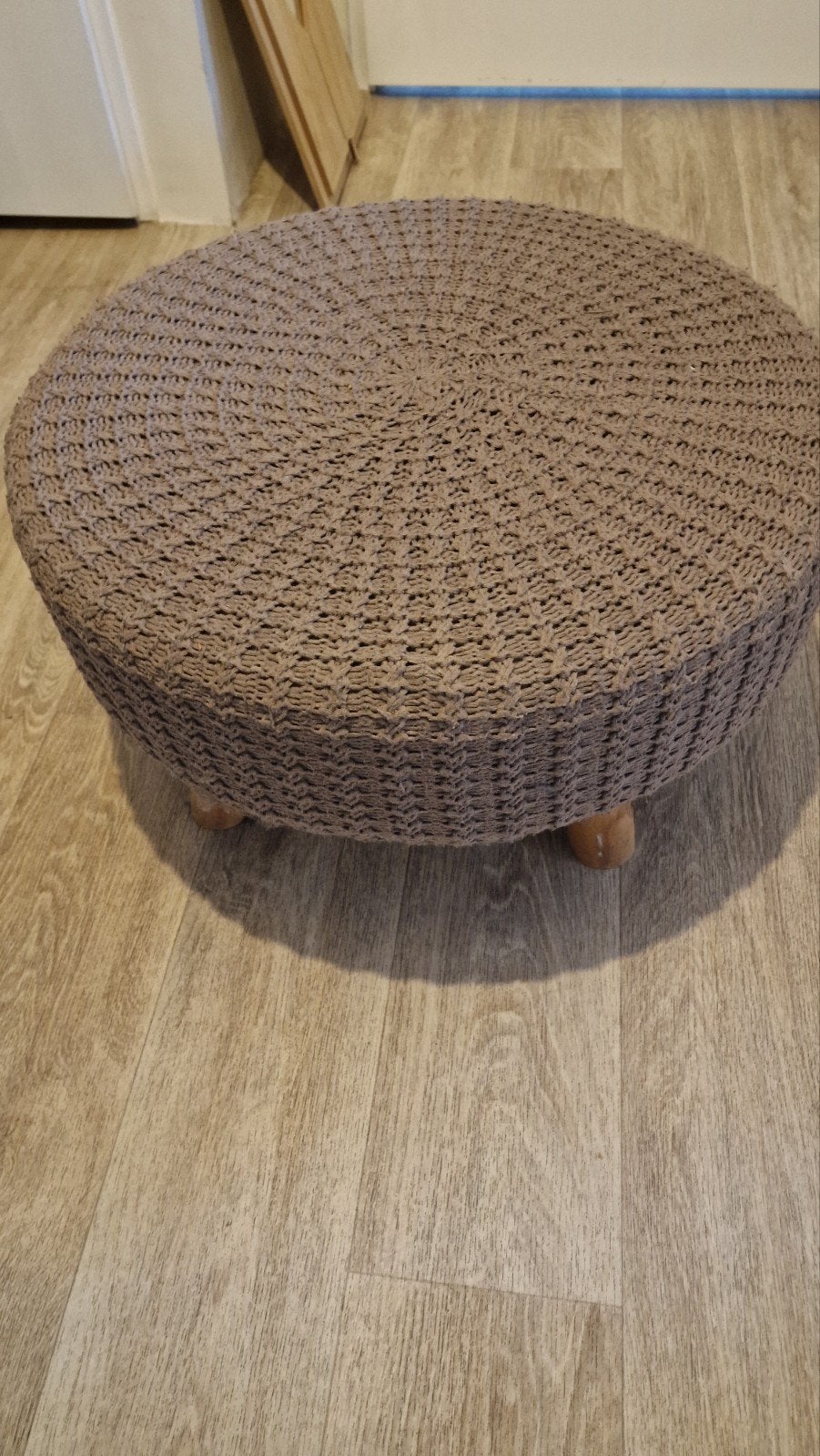 Ronde poef van gevlochten materiaal met houten pootjes, Huis en Inrichting, Banken | Voetenbanken en Poefen, Ophalen, Gebruikt