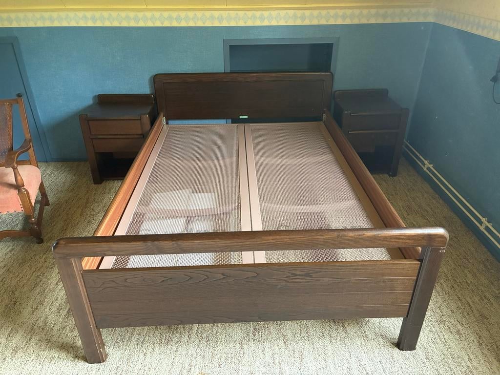 Tweepersoonsbed met nachtkastjes - Donker hout, Huis en Inrichting, Slaapkamer | Bedden, Ophalen, Gebruikt, Bruin, Tweepersoons
