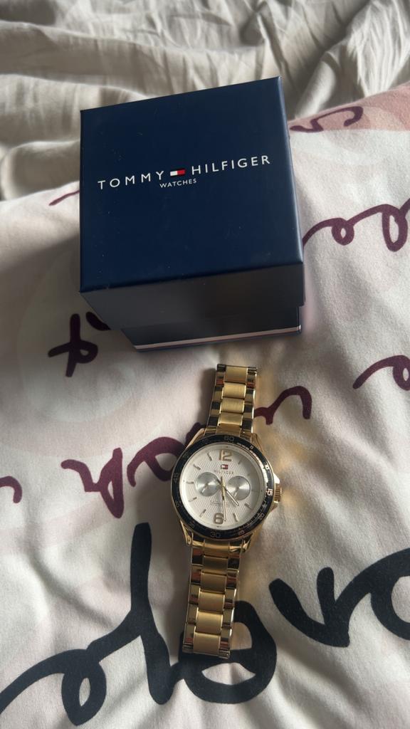 Tommy Hilfiger Horloge Goud - Zo goed als nieuw, Overige merken, Staal, Polshorloge, Ophalen of Verzenden