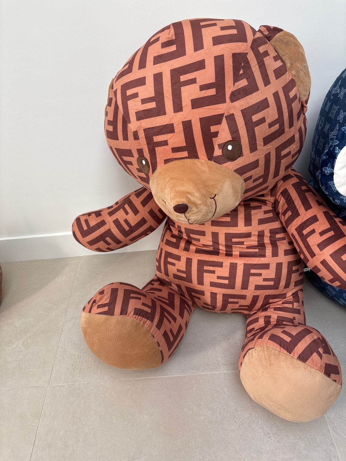 Grote Fendi teddybeer - Zo goed als nieuw, Overige merken, Beer, Ophalen of Verzenden, Zo goed als nieuw