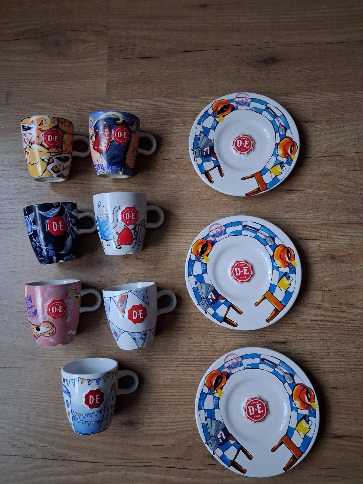 Douwe Egberts D.E.  7 mokken en 3 schotels, Ophalen of Verzenden, Porselein, Overige stijlen, Kop(pen) en/of Schotel(s)