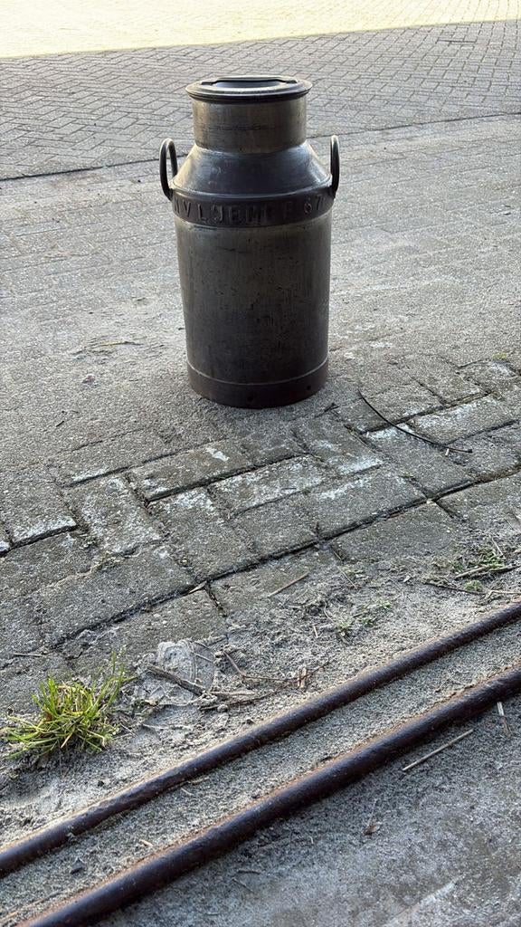 Oude vintage melkbus, Ophalen