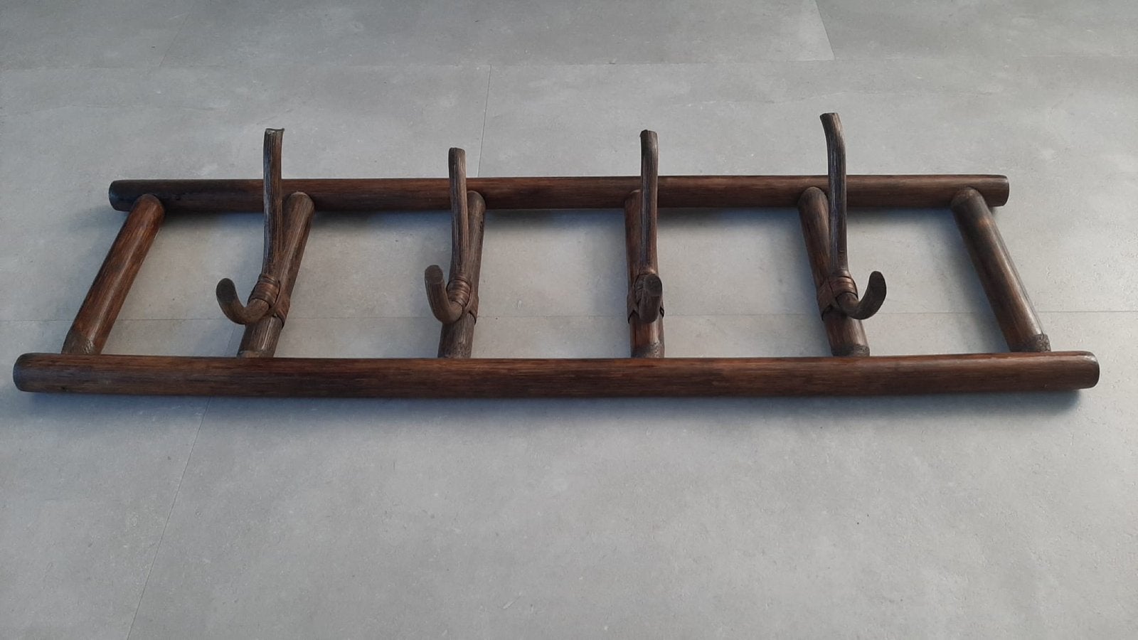 Bamboe donkerbruine kapstok 4 haaks vintage houten wandrek, Wandkapstok, Overige materialen, Ophalen of Verzenden, Zo goed als nieuw