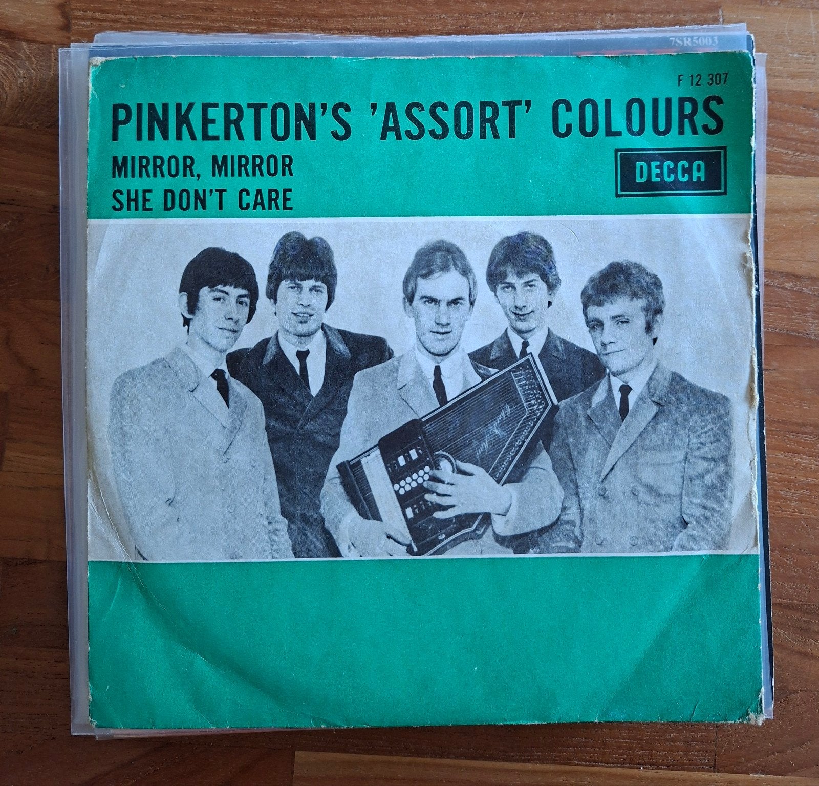 Pinkerton Assort Colours - Mirror mirror - Single is TOP, Ophalen of Verzenden, Gebruikt, 7 inch, Pop