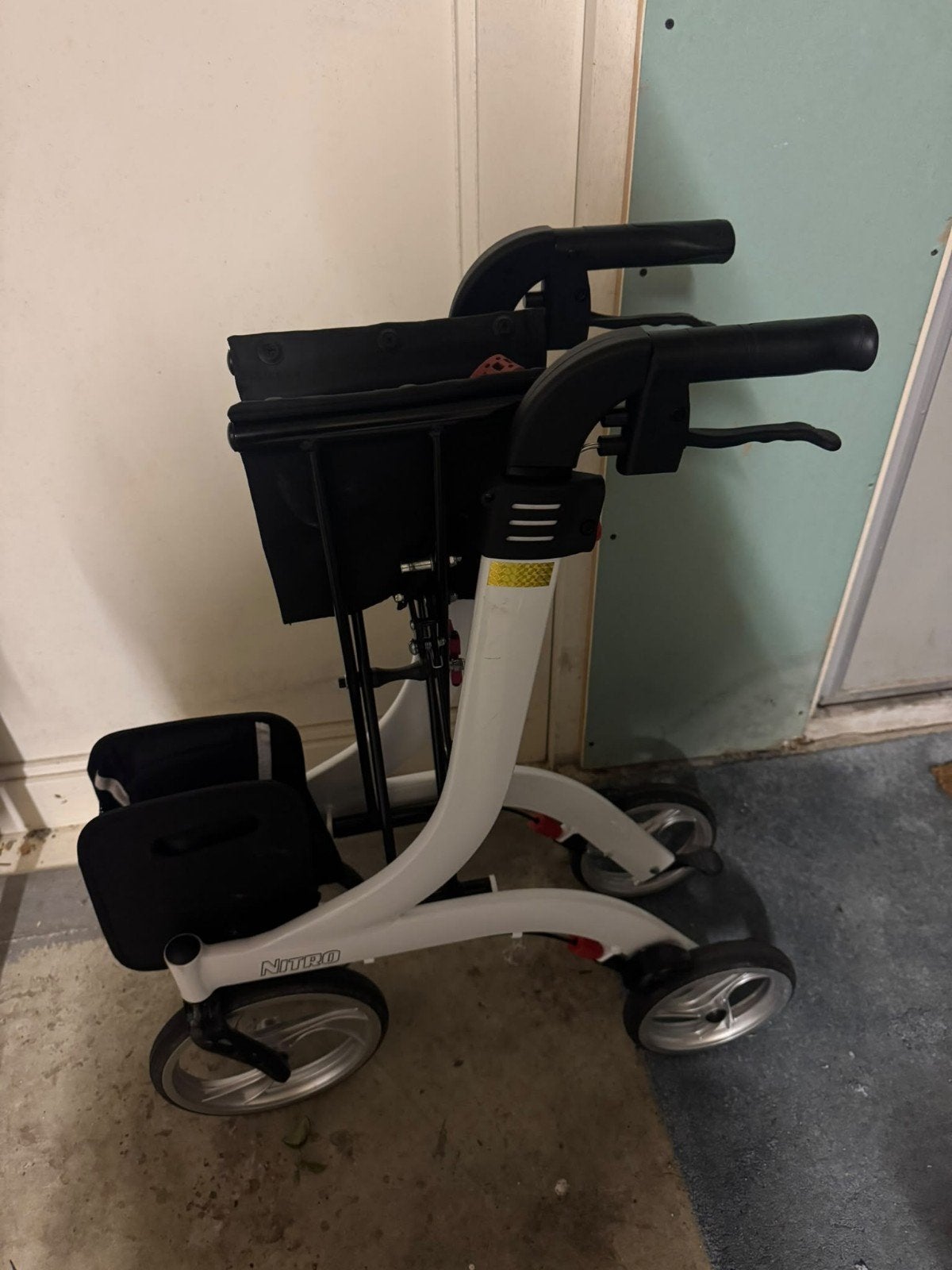 Lichtgewicht rollator Nitro wit, Diversen, Ophalen, Lichtgewicht, Zo goed als nieuw