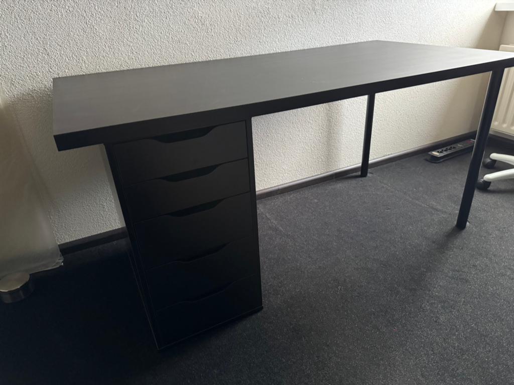 IKEA bureau zwart/bruin afm. 150x75 cm en hoogte 74 cm., Ophalen, Zo goed als nieuw