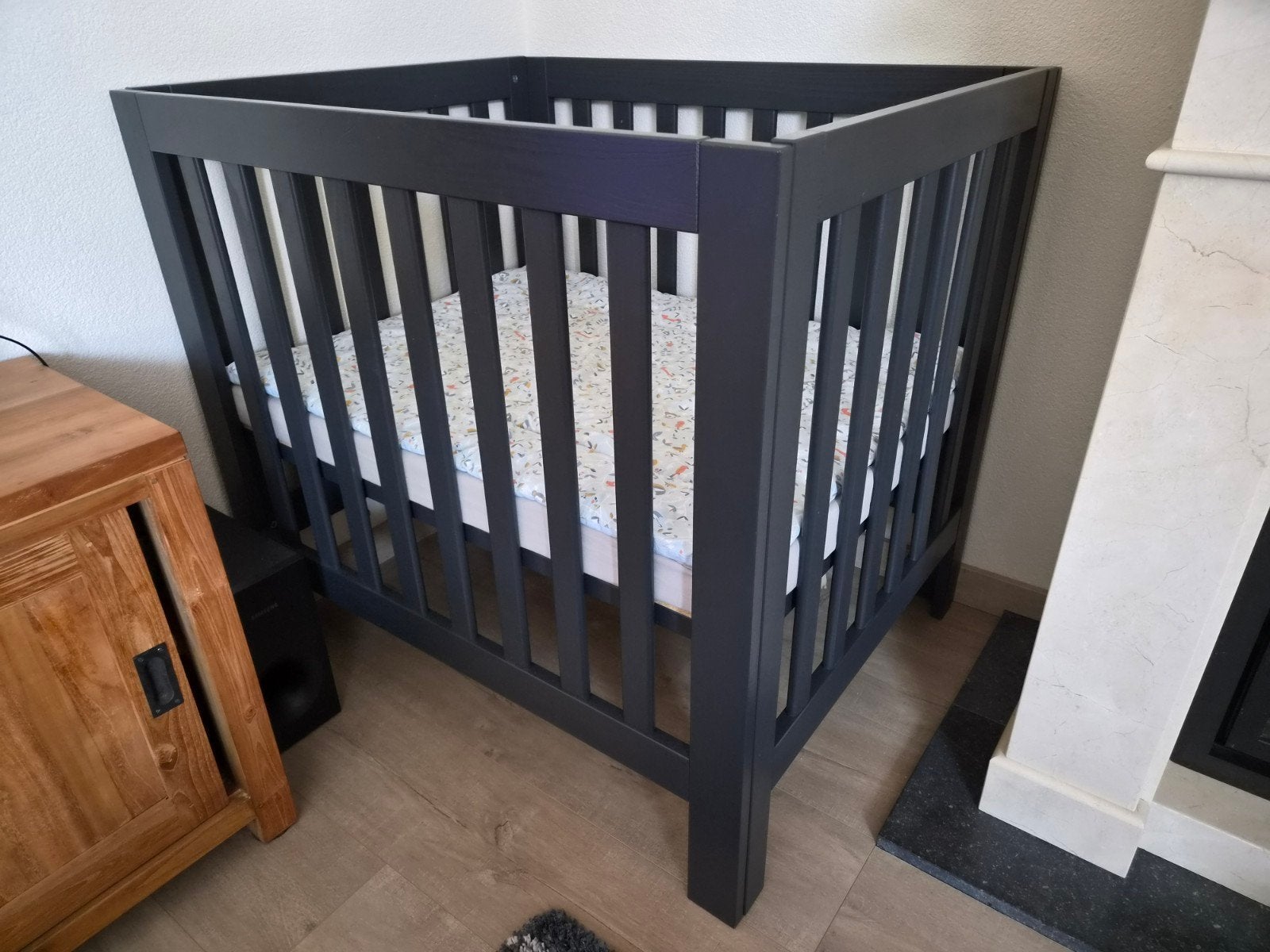 Antraciet/donkergrijze box met matras en accessoires, Ophalen, Zo goed als nieuw, Rechthoekig, Boxkleed