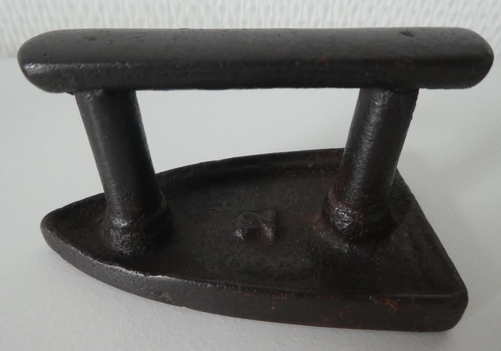 Strijkijzer, speelgoed strijkboutje,  8 cm., Ophalen of Verzenden