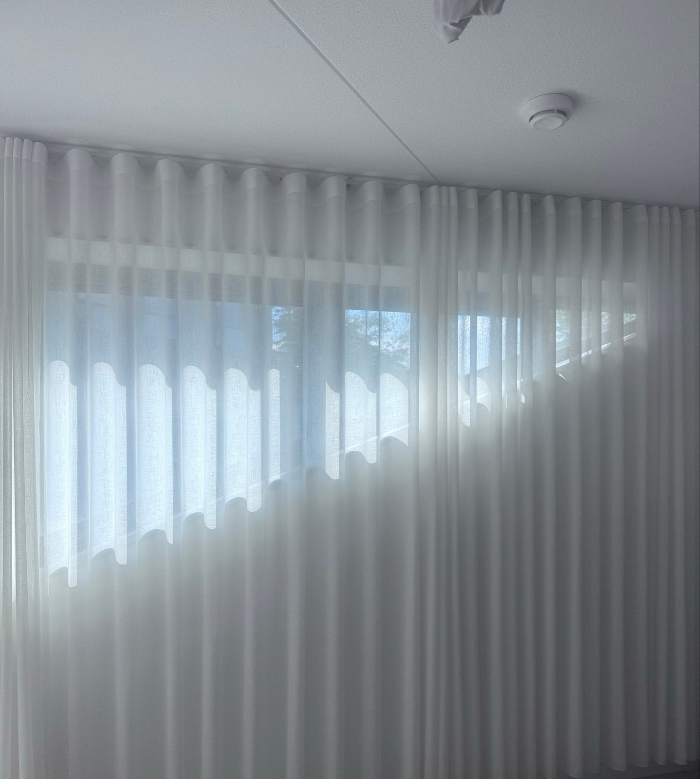Inbetween beige wave vitrage, Ophalen of Verzenden, Zo goed als nieuw, Wit, 200 cm of meer