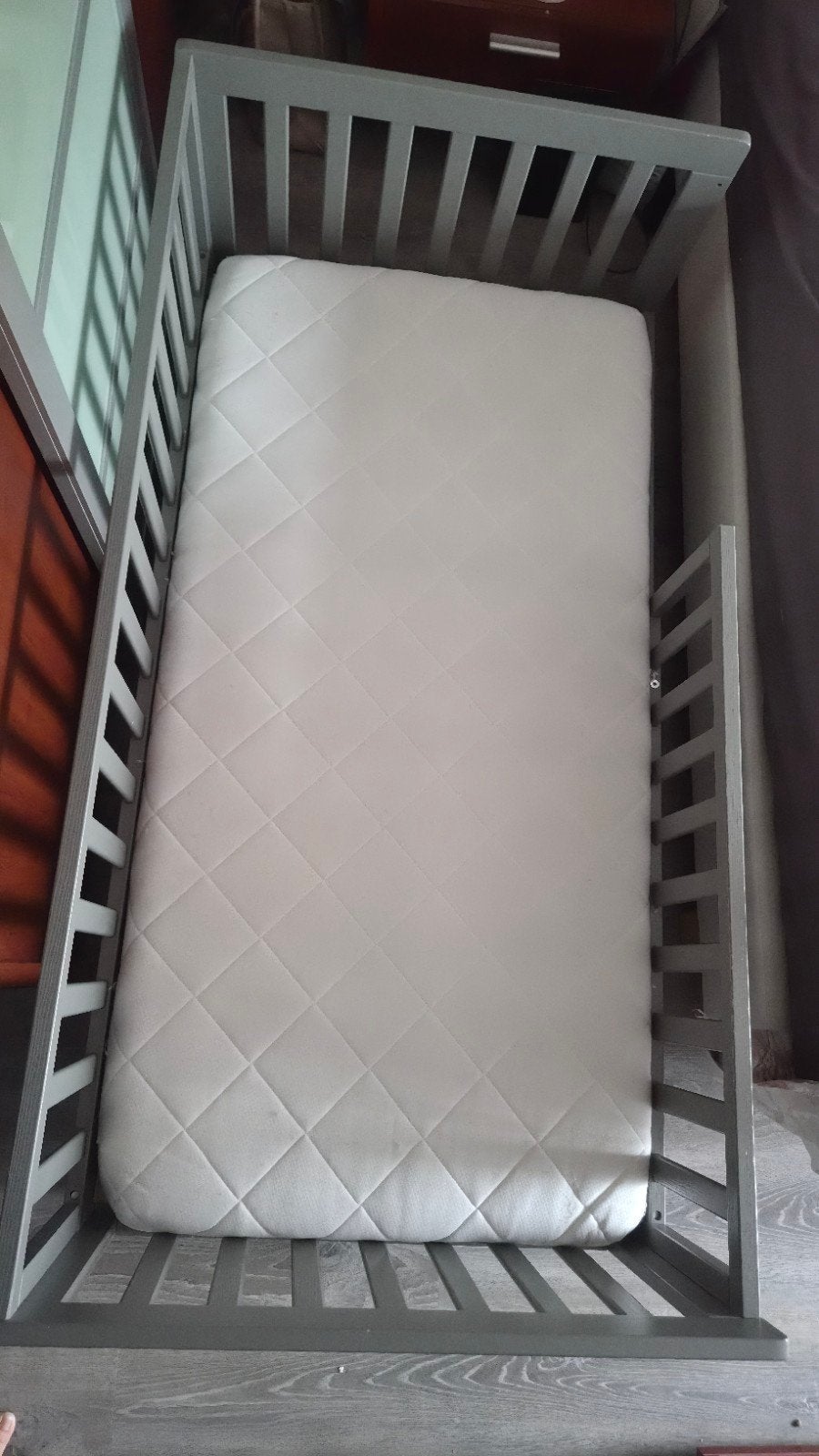 Grijs peuterbed petite amelie met matras 70x140, Ophalen, Gebruikt, Ledikant