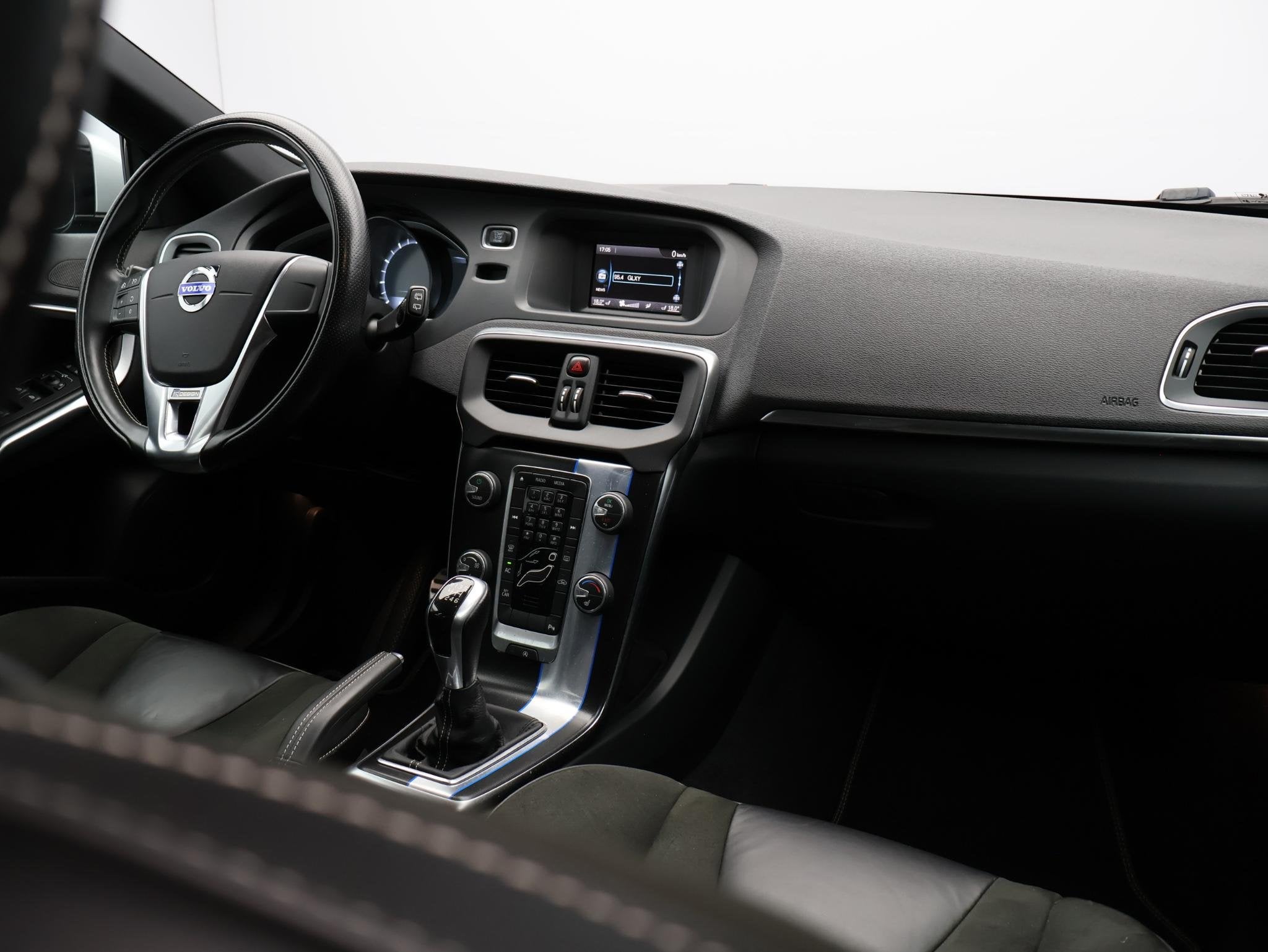 Volvo V40 1.6 T2 R-Design / Trekhaak / Stoelverwarming / Voo, Auto's, Voorwielaandrijving, Gebruikt, 4 cilinders, Zwart