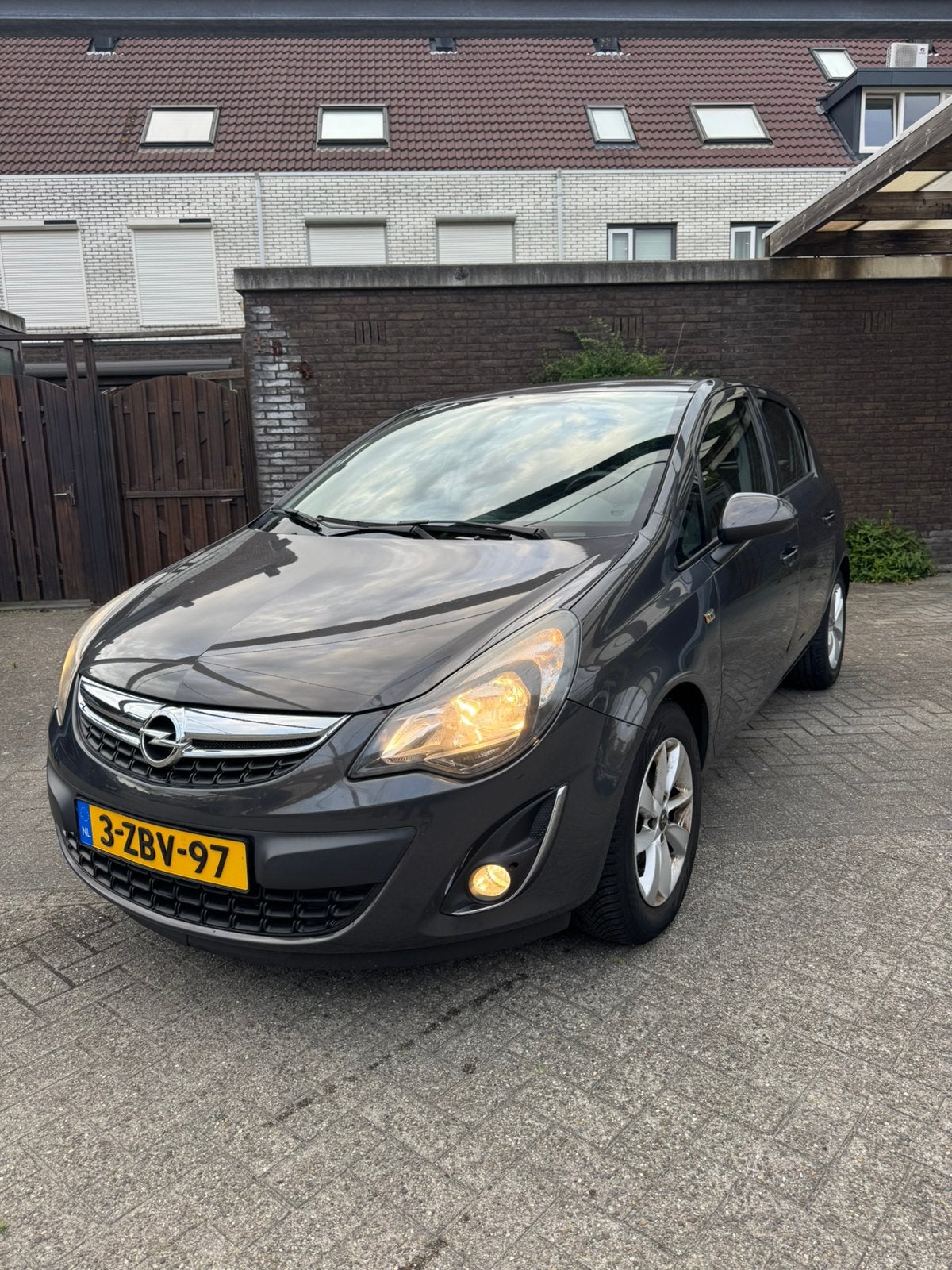Opel Corsa 1.4 16V 5D 2014 Grijs, Auto's, Voorwielaandrijving, 1398 cc, 4 cilinders, 100 pk