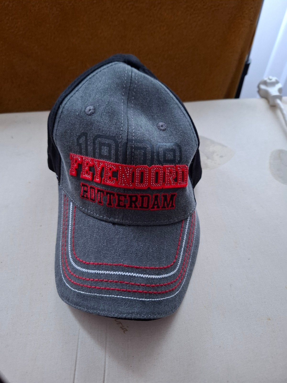 Feyenoord Rotterdam Pet - Grijs/Zwart - Zo goed als nieuw, Kleding | Heren, Ophalen, One size fits all, Feyenoord, Pet